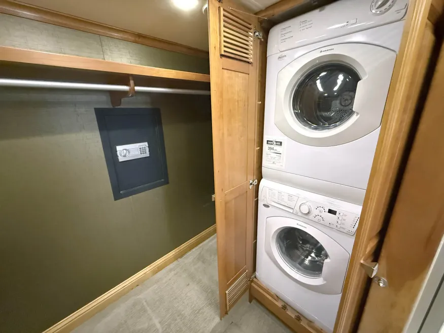 2013 Tiffin Zephyr | Photo 20 of 32