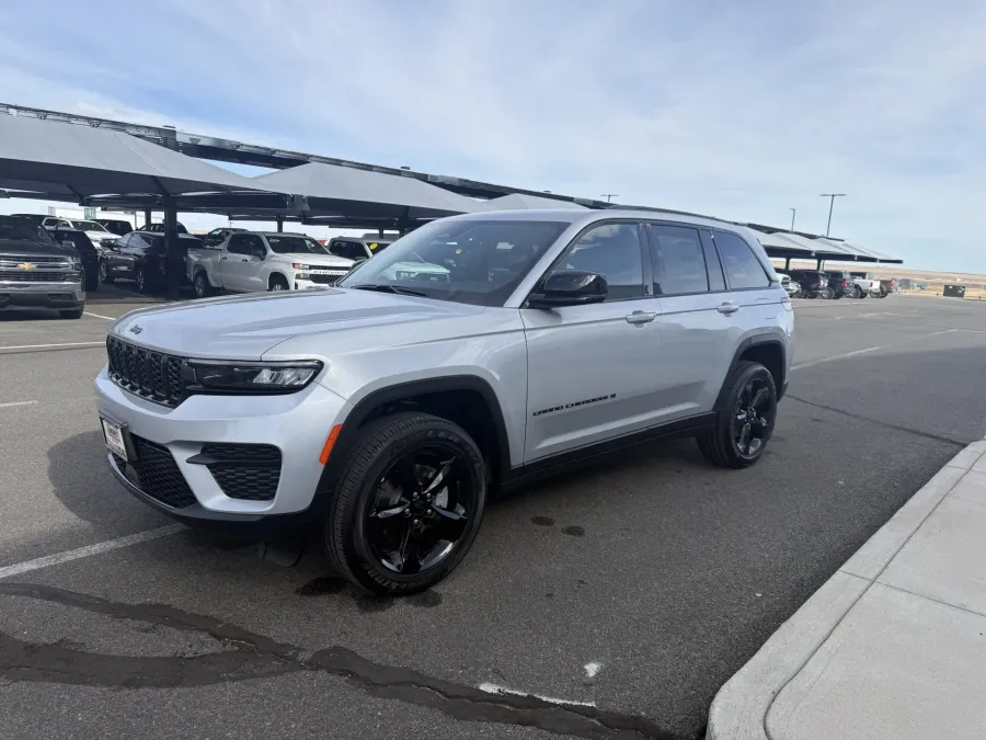2025 Jeep Grand Cherokee Altitude X | Photo 3 of 16