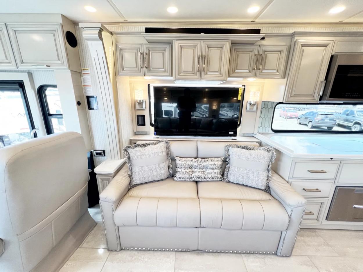 2023 Newmar London Aire 4551 | Photo 7 of 38