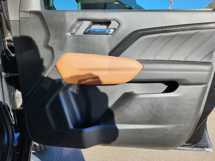 2025 GMC Canyon 4WD AT4 | Photo 14 of 28