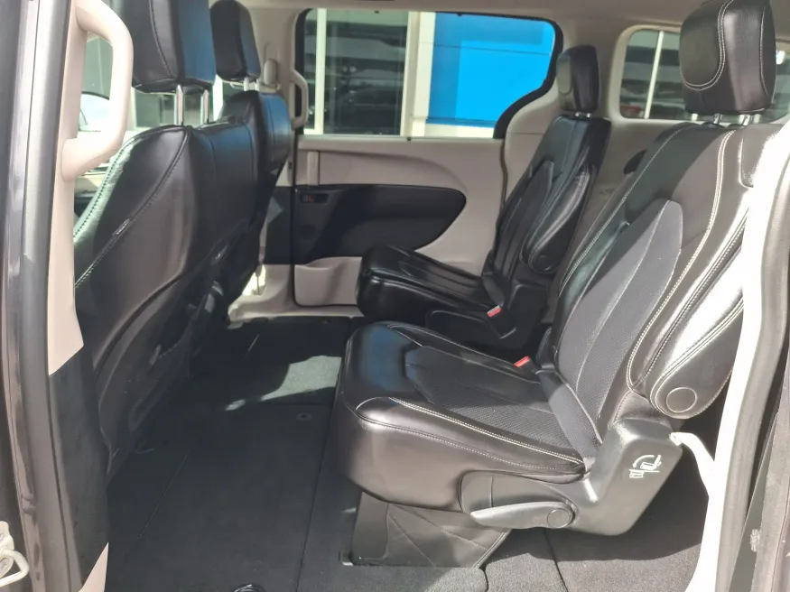 2023 Chrysler Pacifica Touring L | Photo 11 of 23