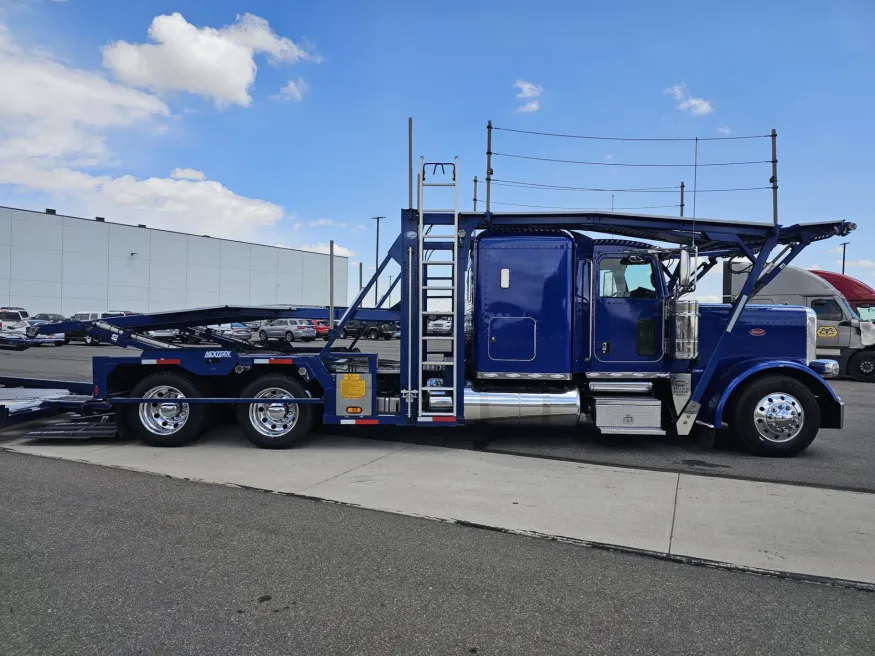 2024 Peterbilt 389 | Photo 4 of 32