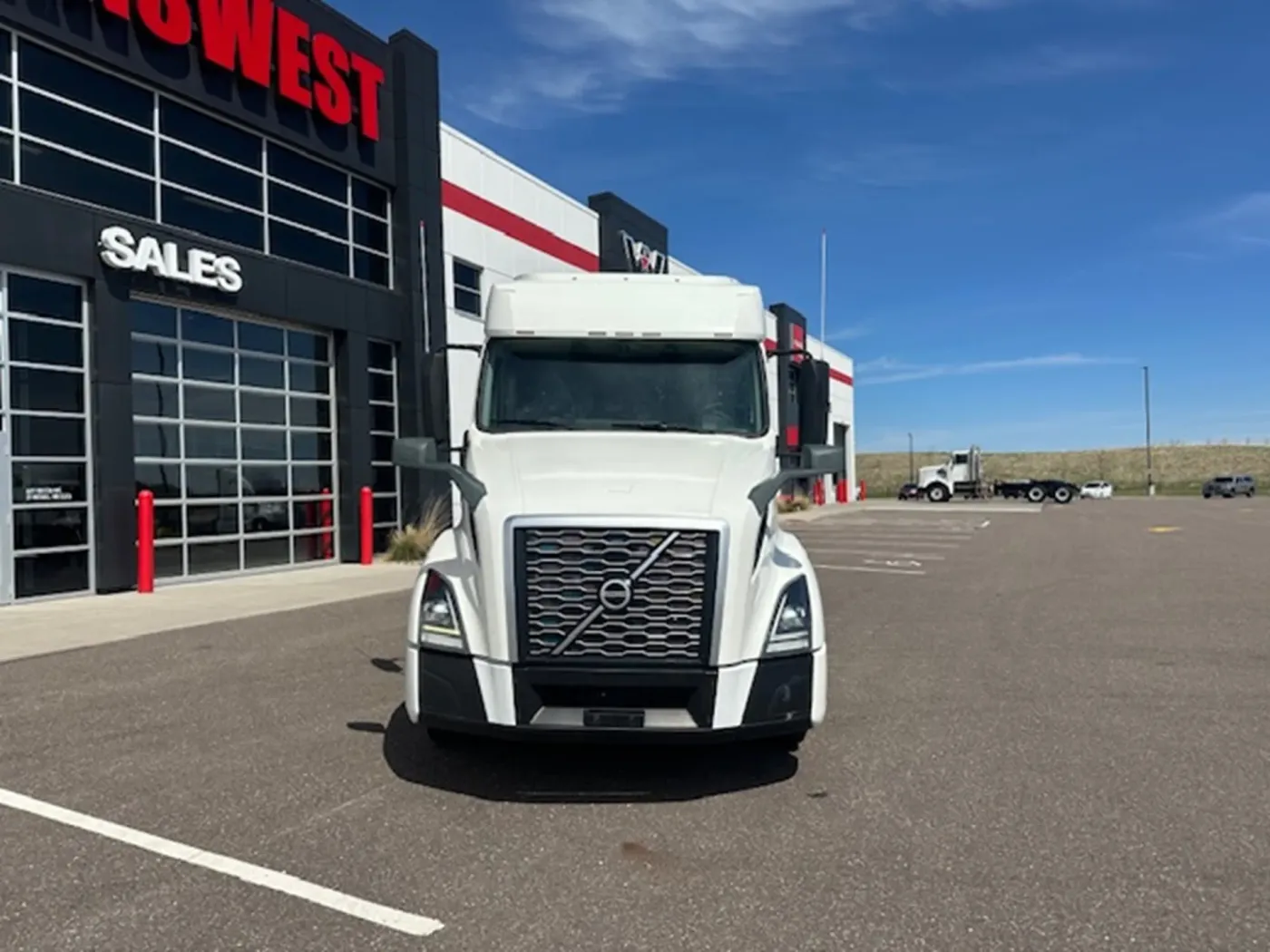 2021 Volvo VNL | Photo 2 of 16