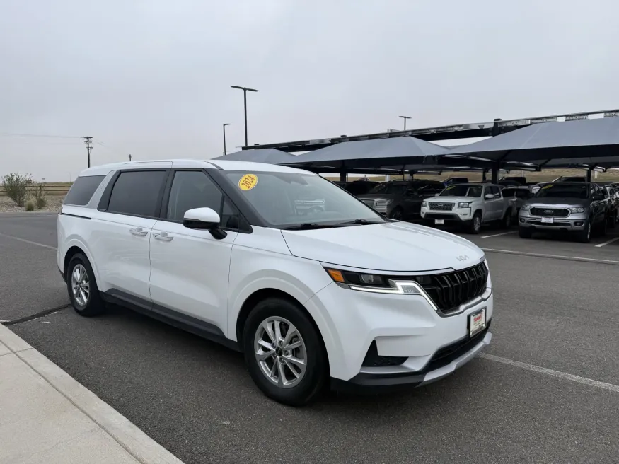 2024 Kia Carnival LX | Photo 3 of 21