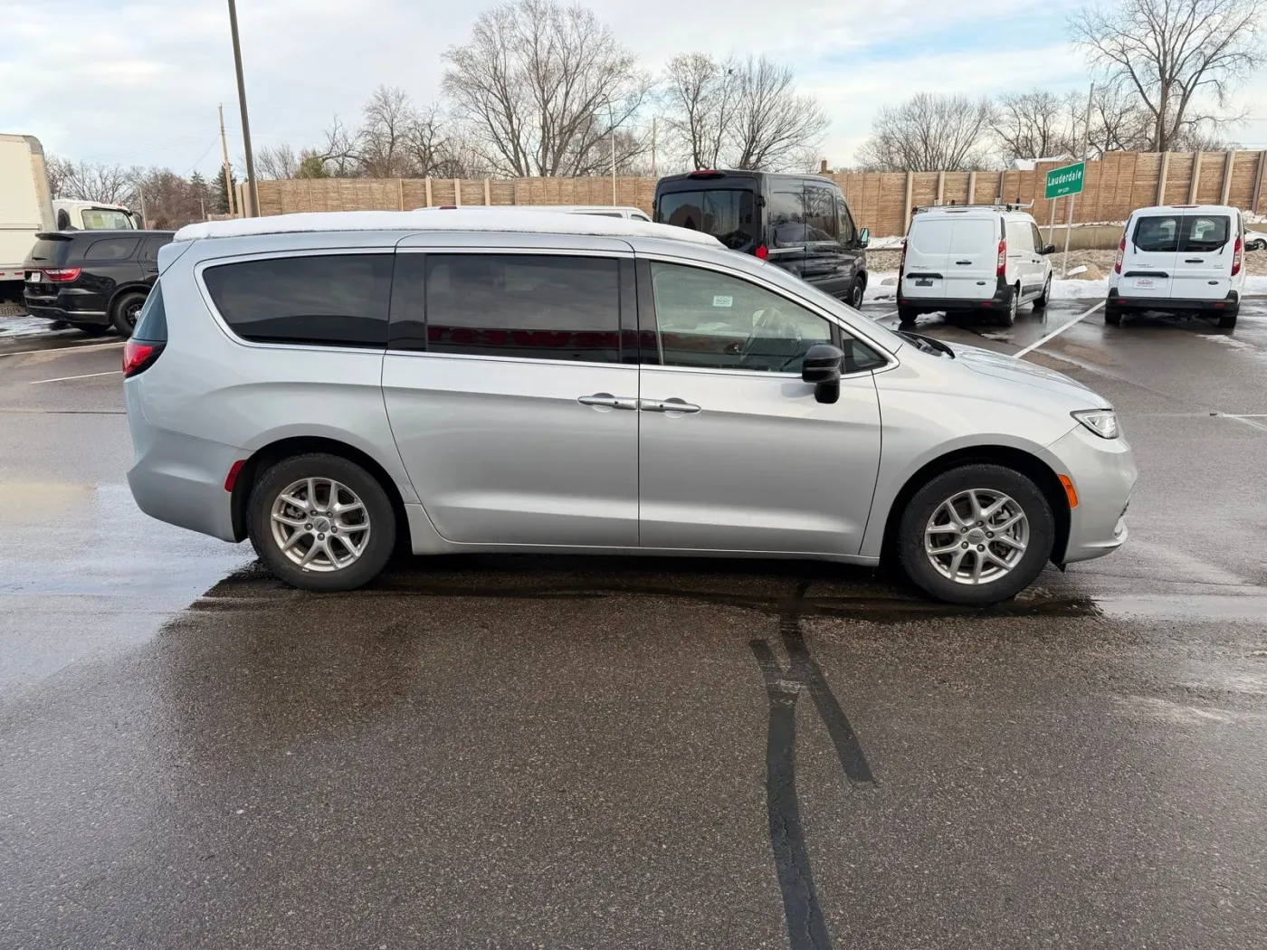 2024 Chrysler Pacifica Touring L | Photo 5 of 24