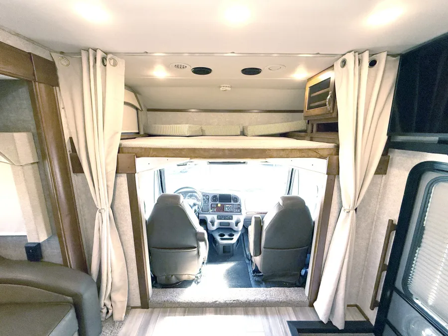 2022 Renegade Valencia 38RB | Photo 6 of 31