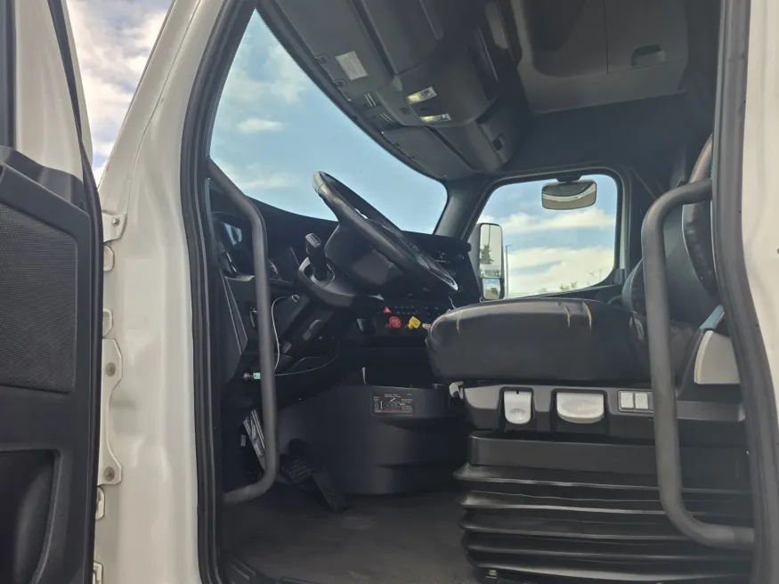 2023 Freightliner Cascadia 126 | Photo 11 of 22