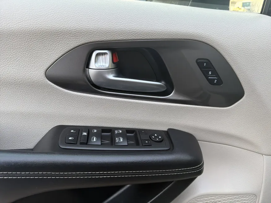 2023 Chrysler Pacifica Touring L | Photo 14 of 22