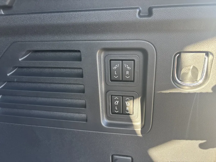 2026 Chevrolet Traverse AWD High Country | Photo 9 of 26