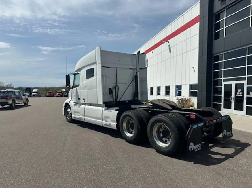2022 Volvo VNL | Photo 4 of 16