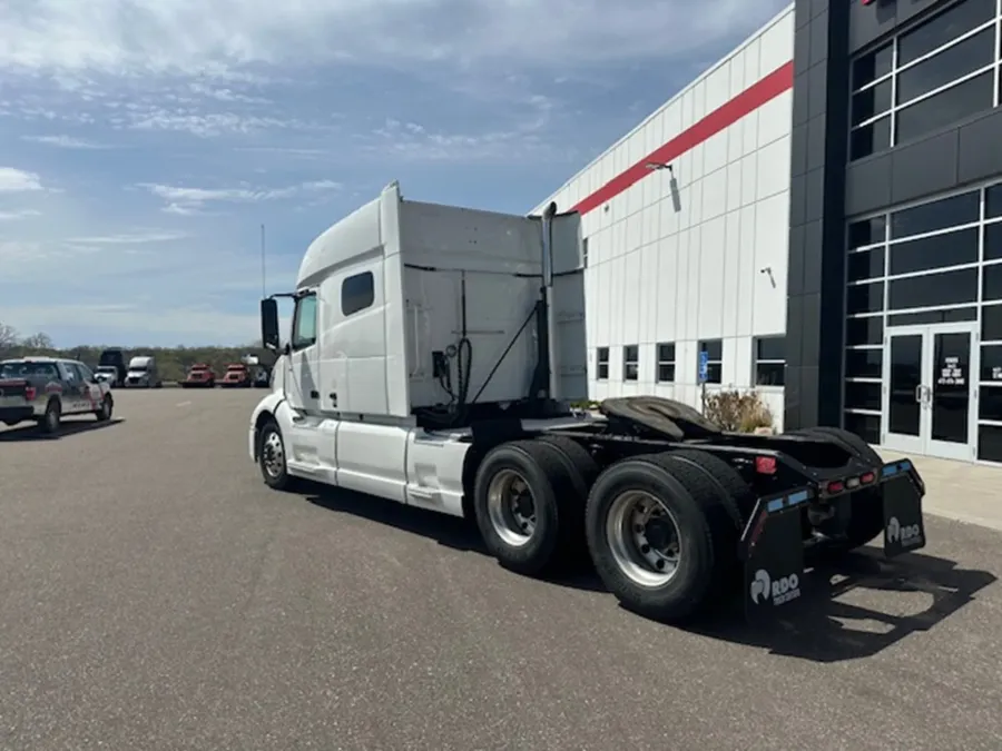 2022 Volvo VNL | Photo 4 of 16