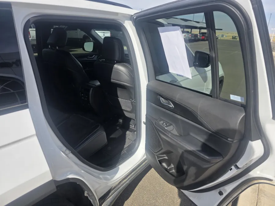 2025 Jeep Grand Cherokee Altitude | Photo 13 of 31