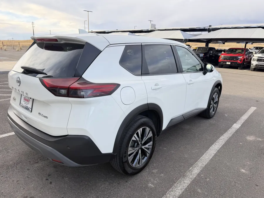 2023 Nissan Rogue SV | Photo 7 of 18