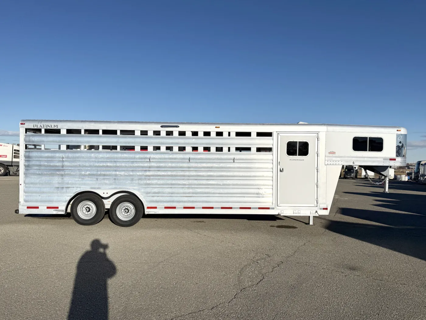 2020 Platinum Coach 5HGN | Photo 2 of 15