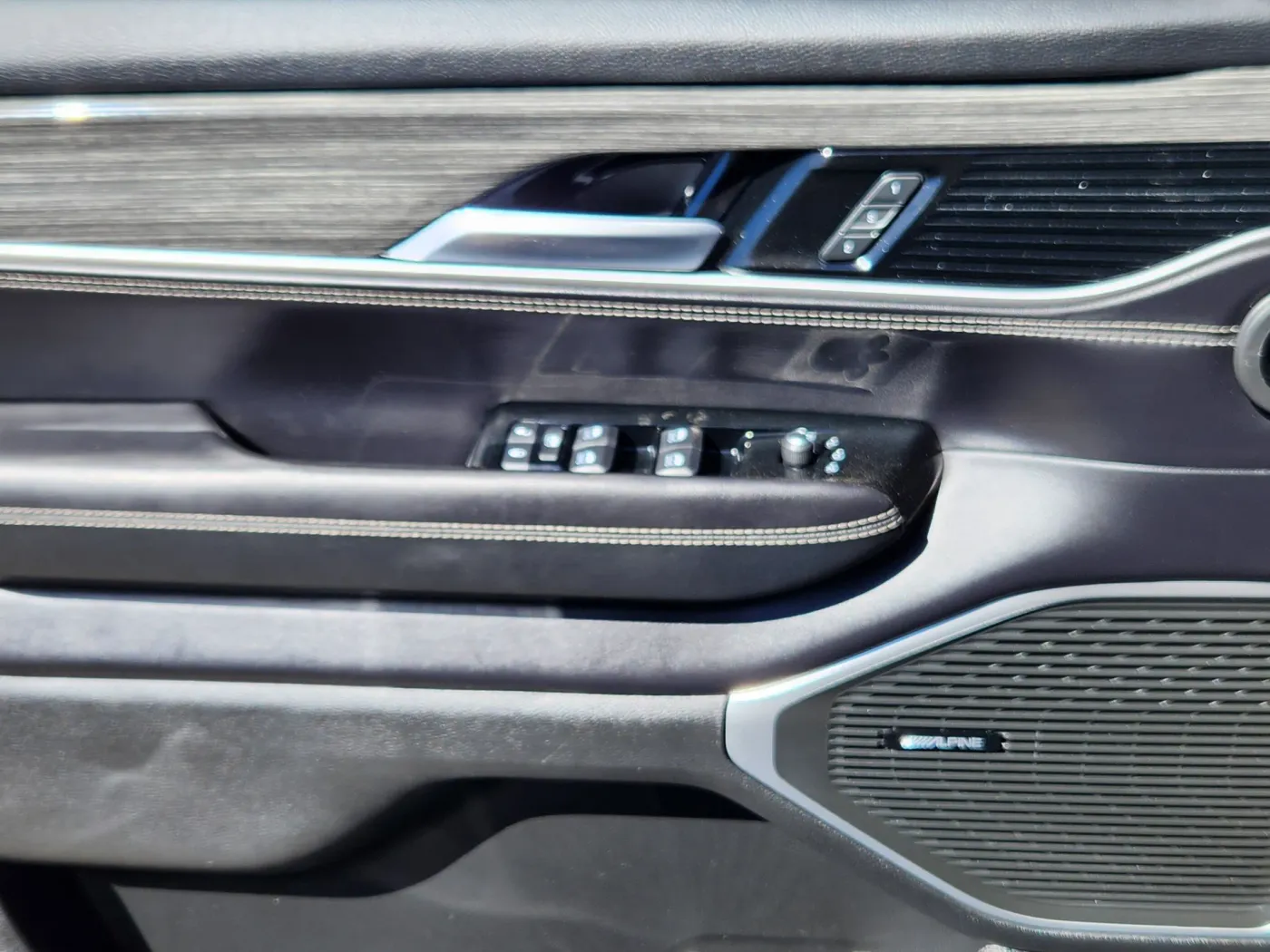 2022 Jeep Wagoneer Series III | Photo 5 of 25