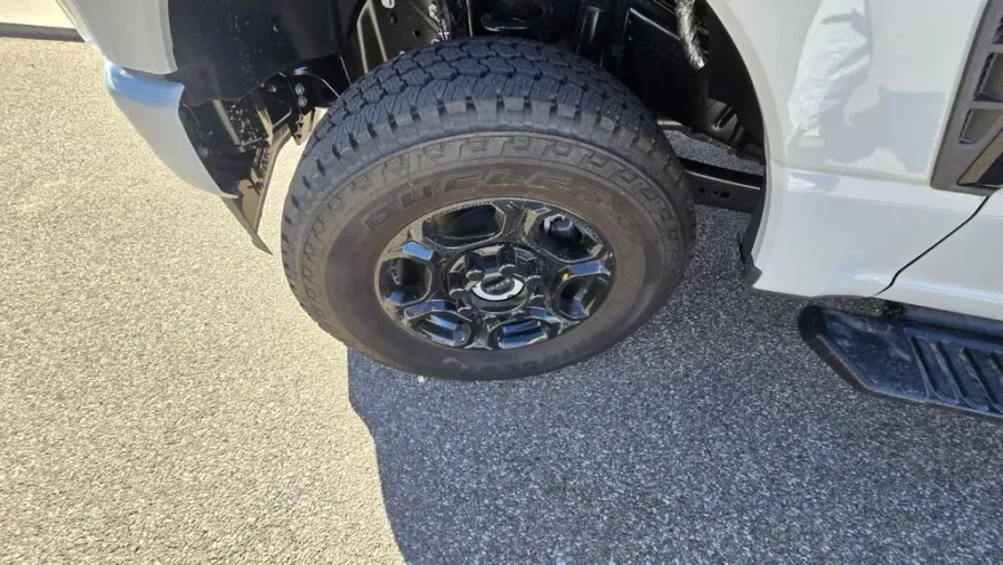 2026 Ford Super Duty F-350 | Photo 11 of 31