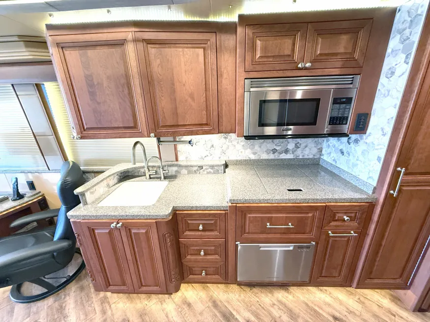 2017 Emerald Prevost X3-45 Double Slide | Photo 11 of 34