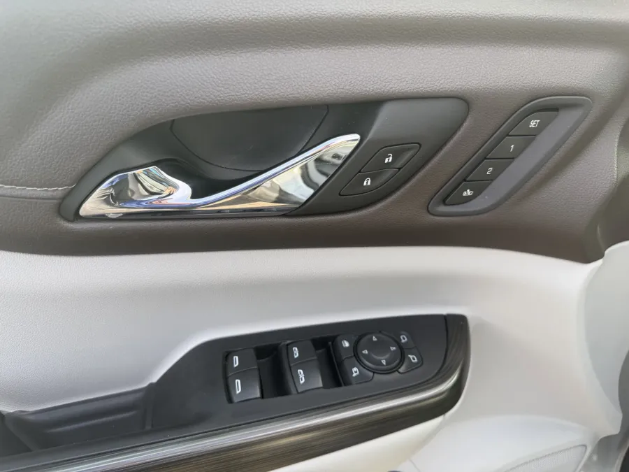 2023 GMC Acadia SLT | Photo 15 of 24