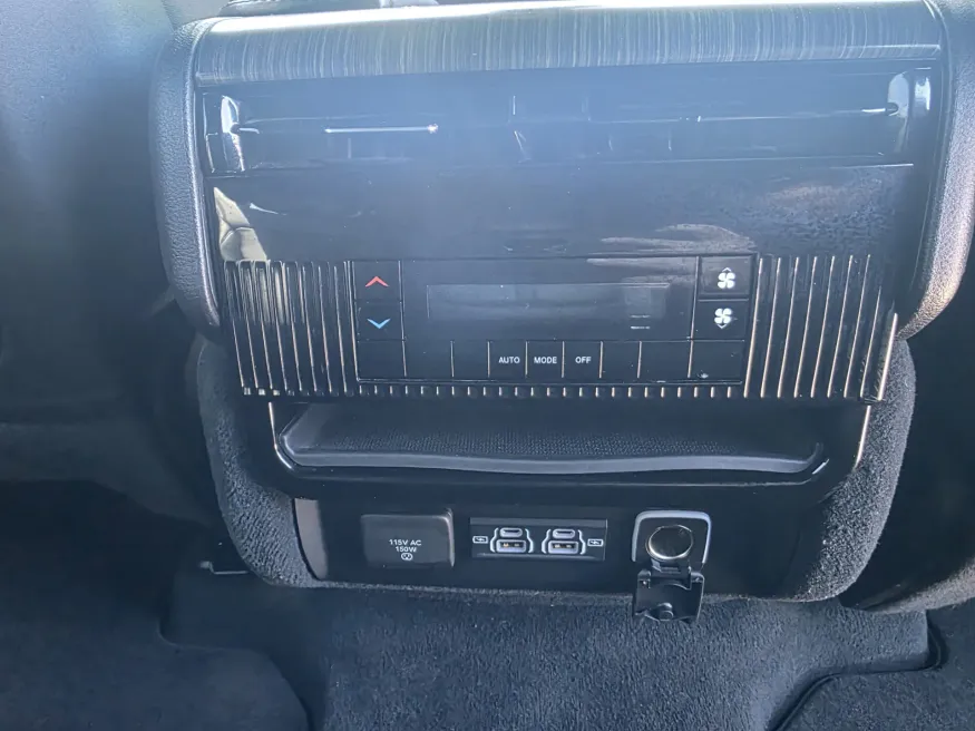 2023 Jeep Wagoneer L Series II | Photo 22 of 33