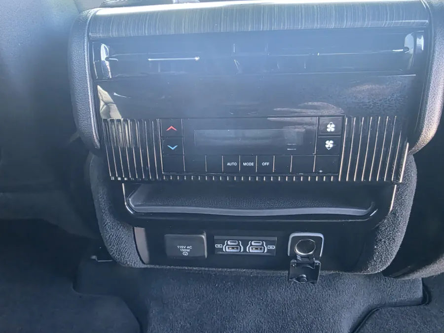 2023 Jeep Wagoneer L Series II | Photo 22 of 33