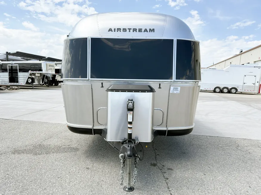 2024 Airstream Classic 33FB Twin | Photo 21 of 23