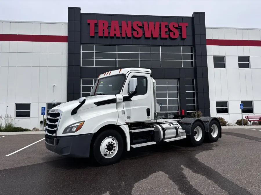 2020 Freightliner Cascadia 126 | Photo 1 of 15