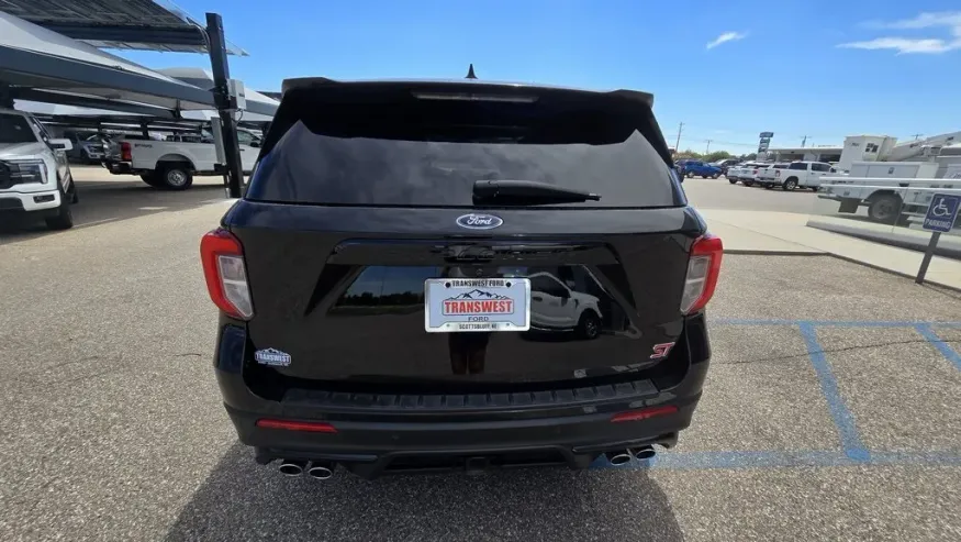 2022 Ford Explorer | Photo 7 of 31