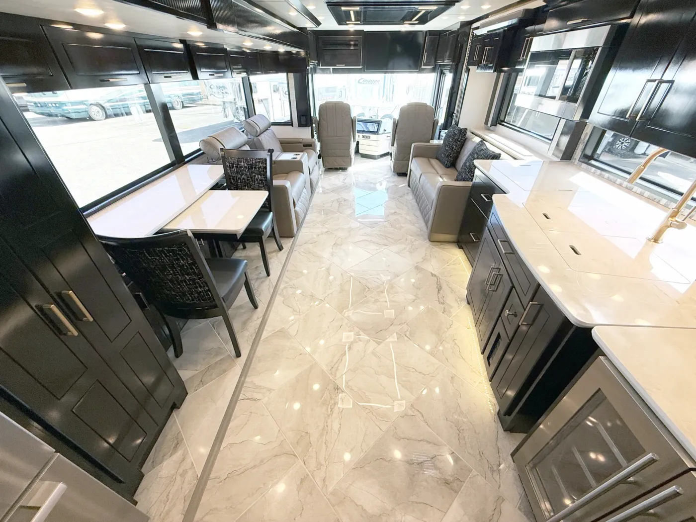 2027 Newmar Essex 4595 | Photo 5 of 31