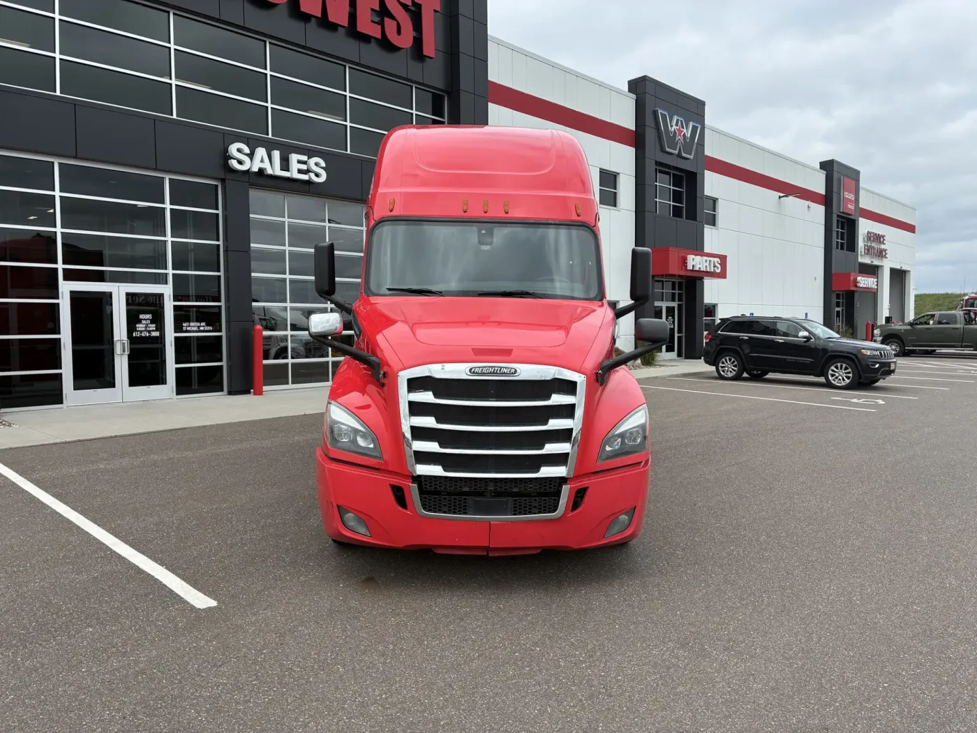 2019 Freightliner Cascadia 126 | Photo 2 of 10