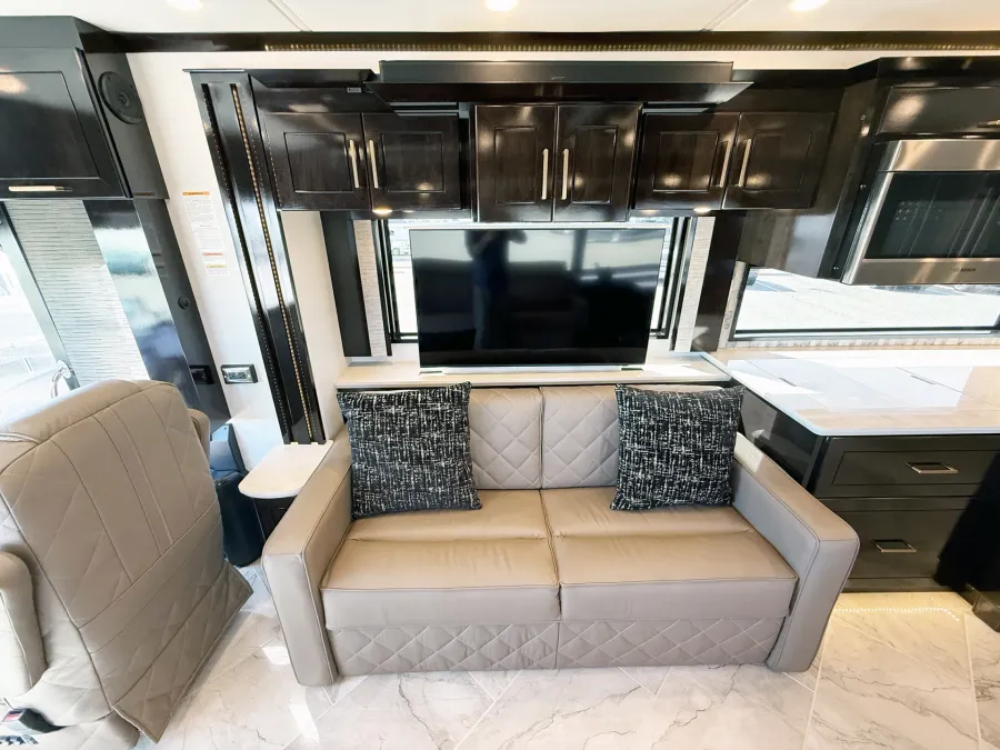 2027 Newmar Essex 4595 | Photo 8 of 31