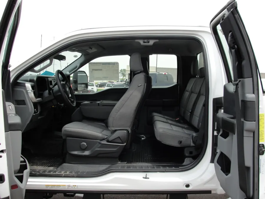 2025 Ford F-550 | Photo 6 of 10