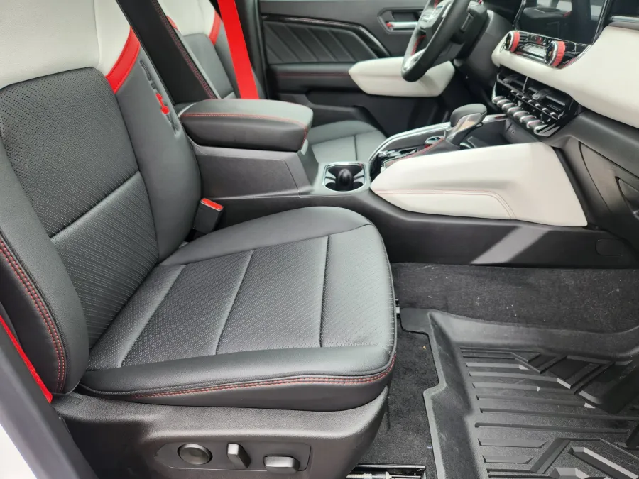 2026 GMC Canyon 4WD AT4X | Photo 17 of 29