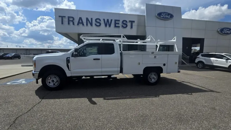 2025 Ford Super Duty F-350 | Photo 1 of 28