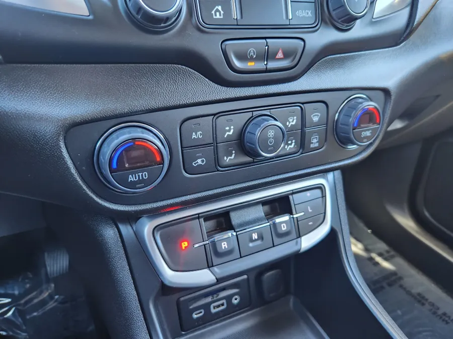 2024 GMC Terrain SLT | Photo 25 of 28