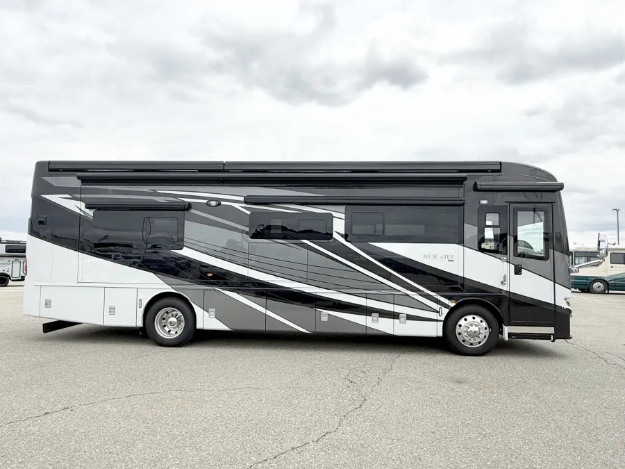 2026 Newmar New Aire 3545 | Photo 2 of 5