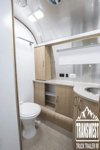2018 Airstream Flying Cloud 25RB | Thumbnail Photo 12 of 20