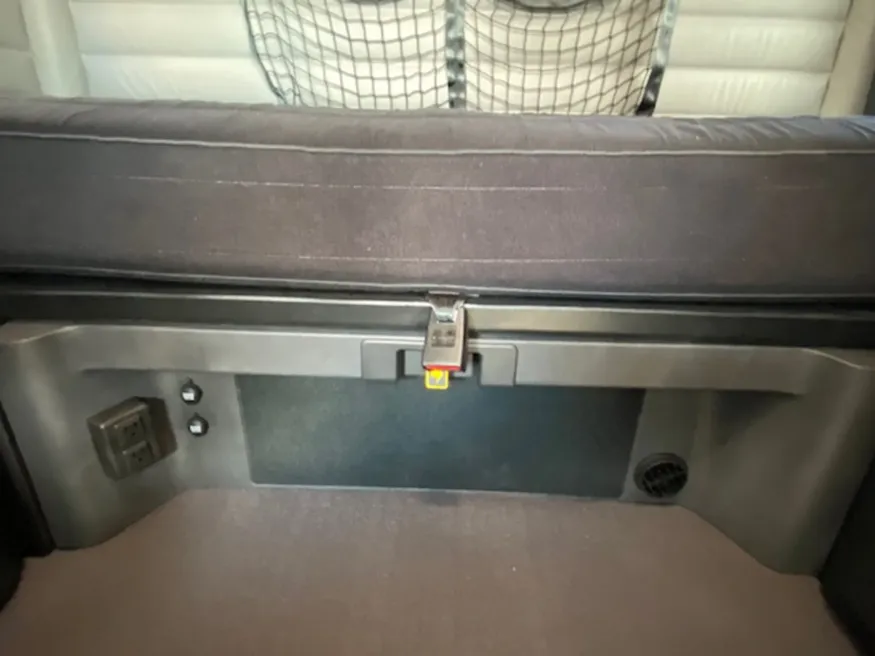 2025 Freightliner Cascadia 126 | Photo 8 of 13