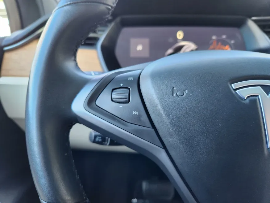 2021 Tesla Model X | Photo 23 of 31