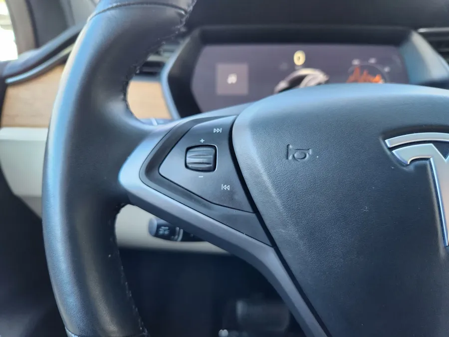 2021 Tesla Model X | Photo 23 of 31