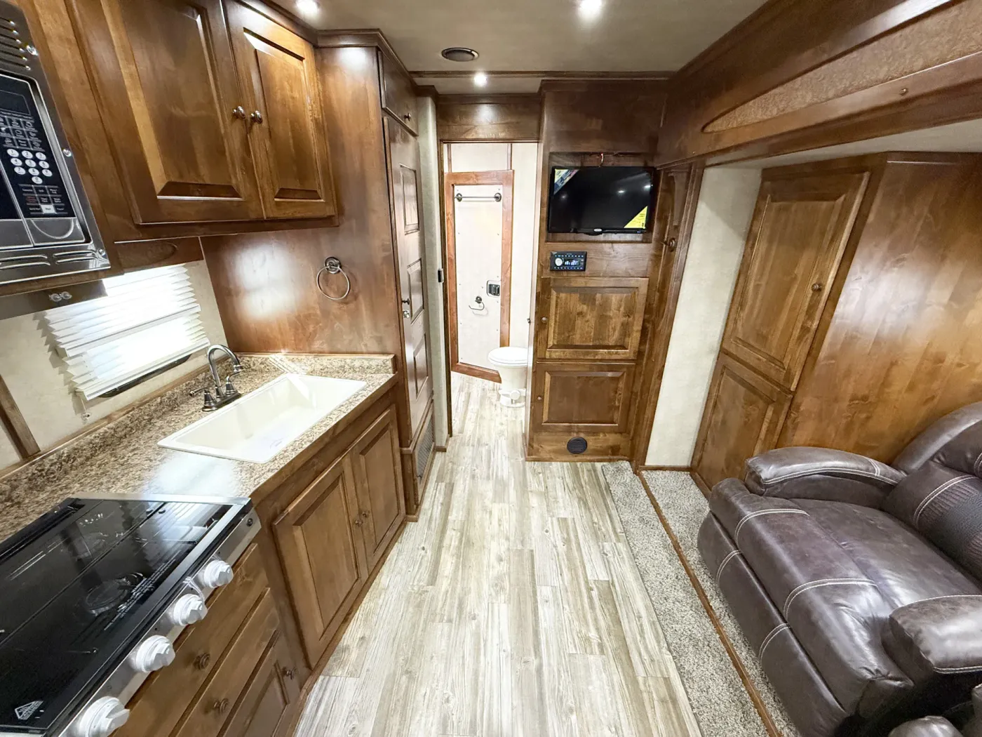 2025 Logan Coach Stock Combo LQ | Photo 3 of 5