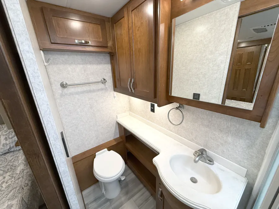 2022 Renegade Valencia 38RB | Photo 18 of 31