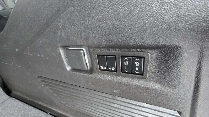 2021 Chevrolet Suburban | Photo 12 of 37