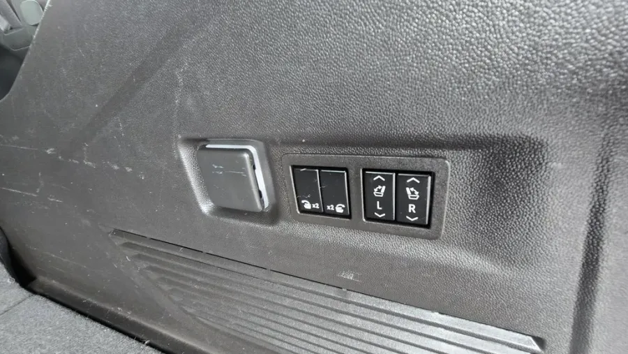 2021 Chevrolet Suburban | Photo 12 of 37