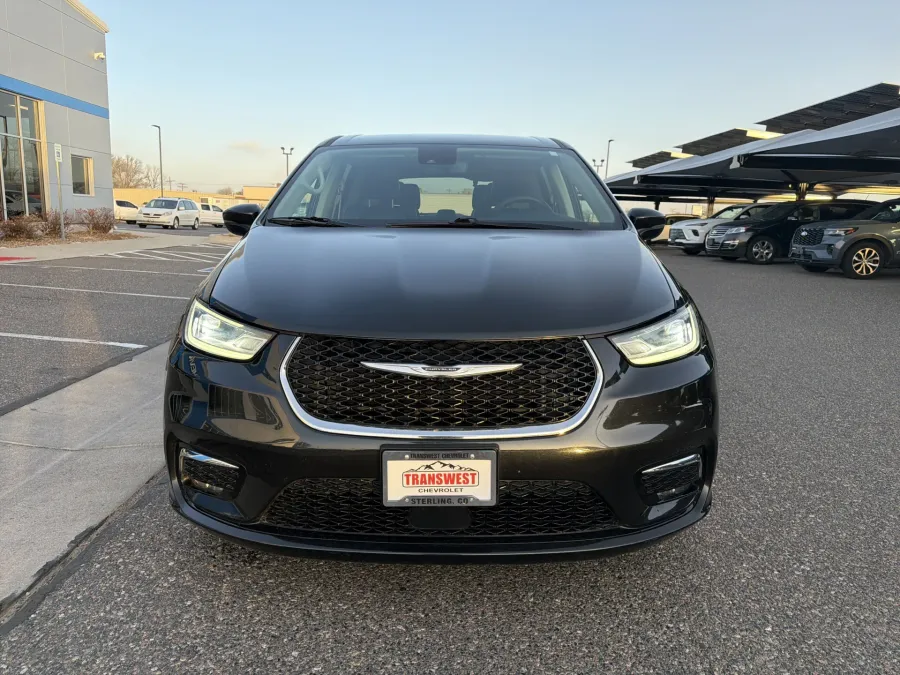 2023 Chrysler Pacifica Touring L | Photo 7 of 22