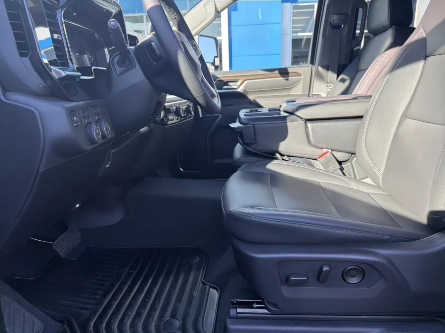 2026 Chevrolet Silverado 3500HD LT | Photo 13 of 19