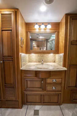 2015 Newmar Dutch Star 4018 | Thumbnail Photo 29 of 32