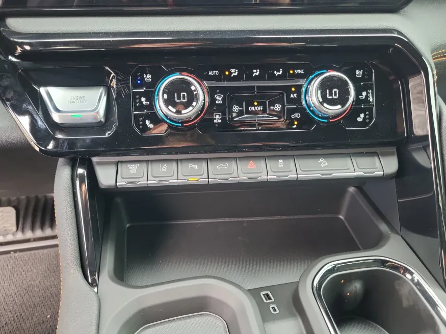 2026 GMC Sierra 3500HD AT4 | Photo 17 of 24