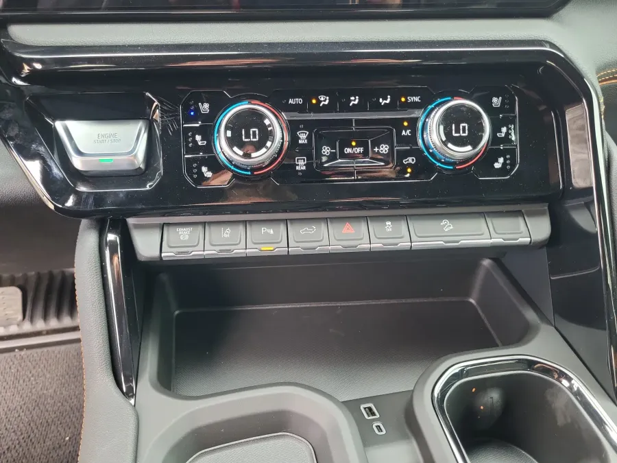 2026 GMC Sierra 3500HD AT4 | Photo 17 of 24