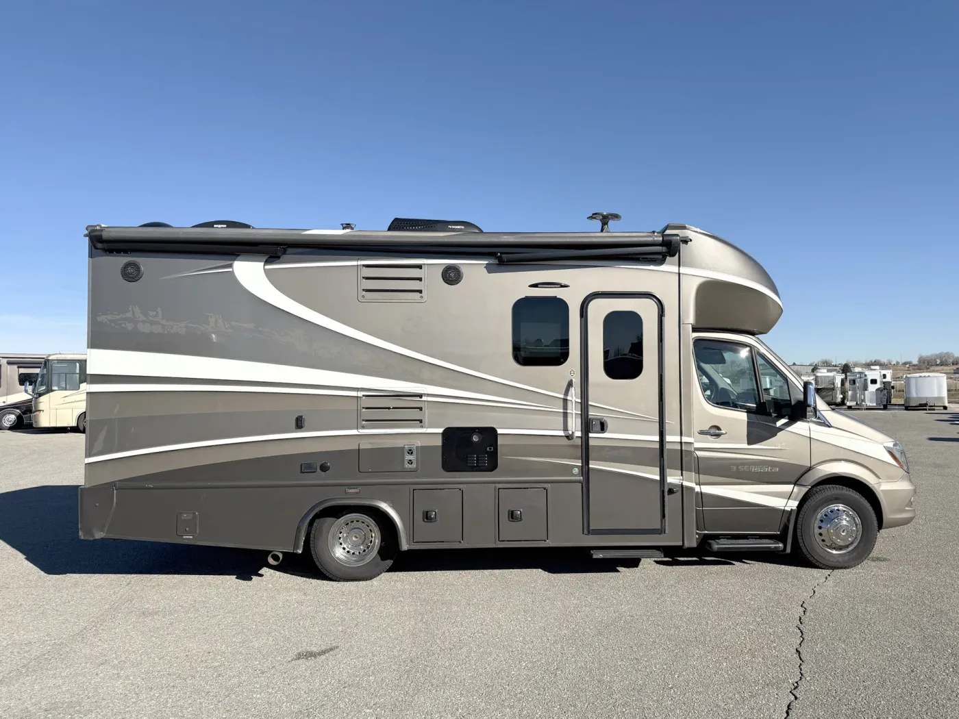 2016 Dynamax Isata 3 24FWM | Photo 2 of 22