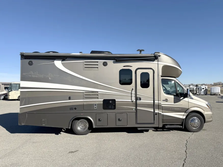 2016 Dynamax Isata 3 24FWM | Photo 2 of 22